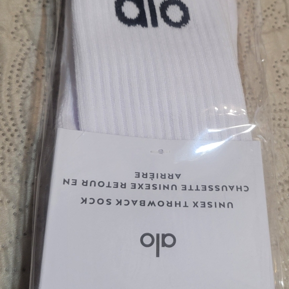 3 Pair Of Alo Yoga Unisex Throwback Socks - White, Black, and Gray Size Medium - Picture 2 of 4